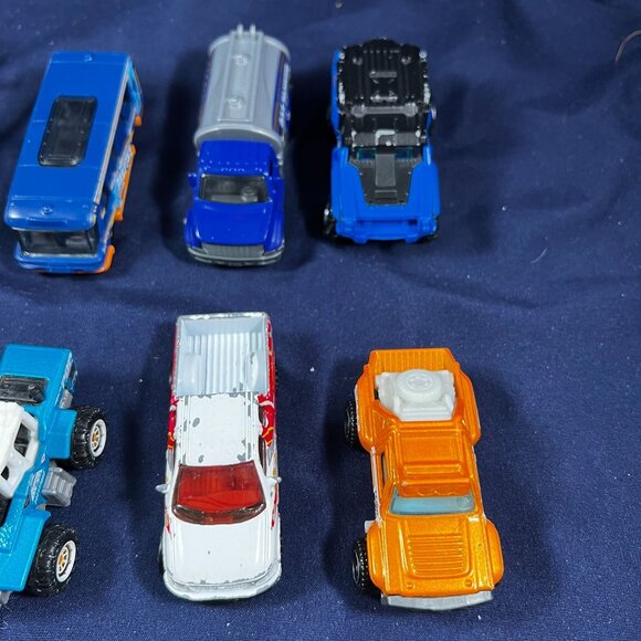 Lot Of 8 Matchbox Cars & Vehicles Mixed Styles & Colors Die-Cast Metal Collectib - Picture 3 of 3